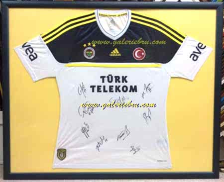 çerçeveci. Hatıra forma örneği. İmzalı forma çerçeveleme.