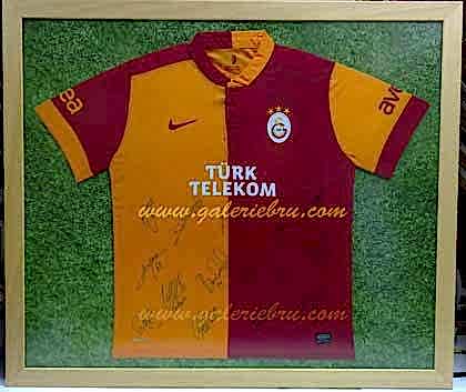 çim zeminli imzalı Galatasaray forması çerçeveletme