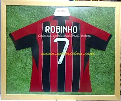 çim saha zeminli imzalı forma çerçevesi